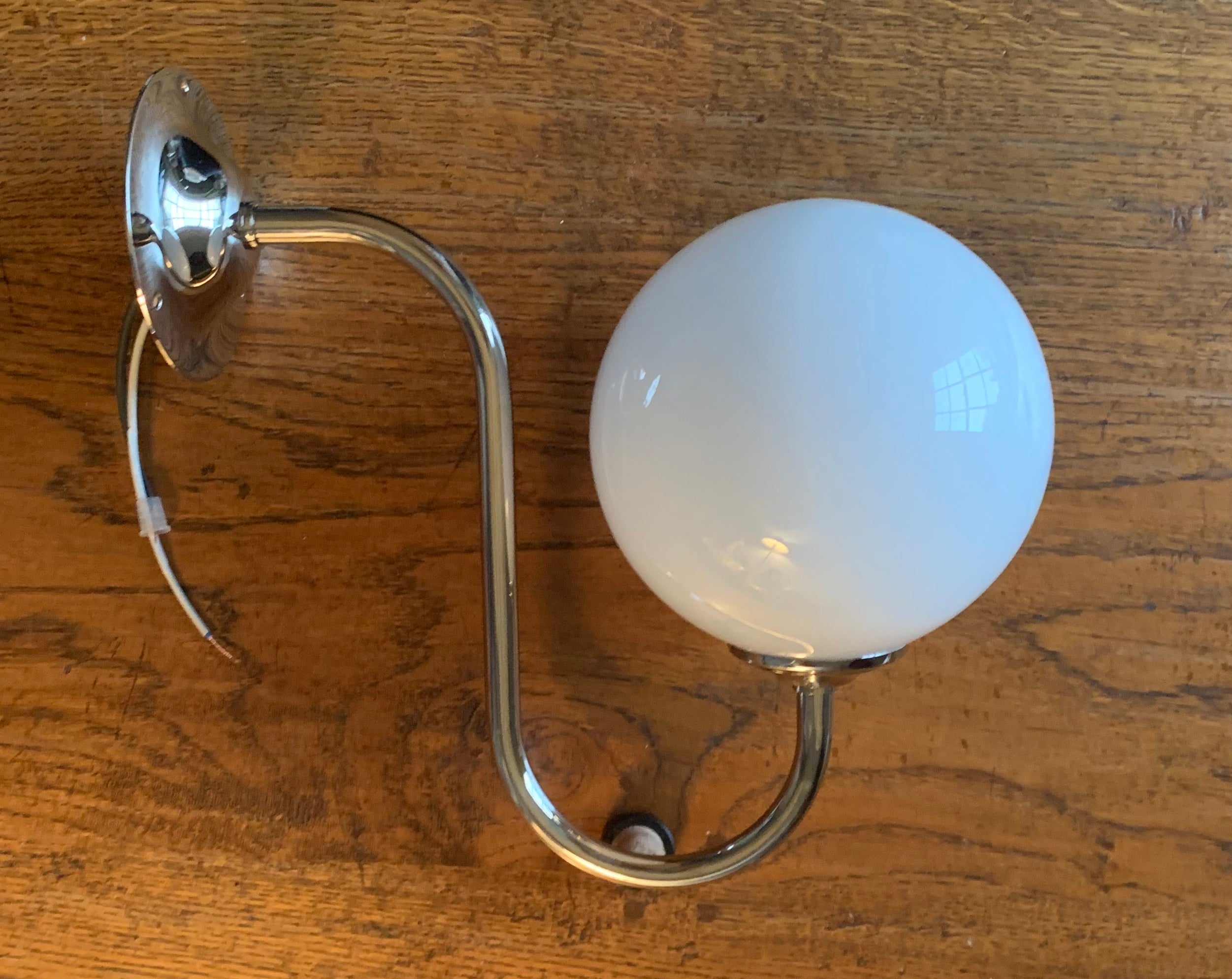 Globe bracket, Nickel
